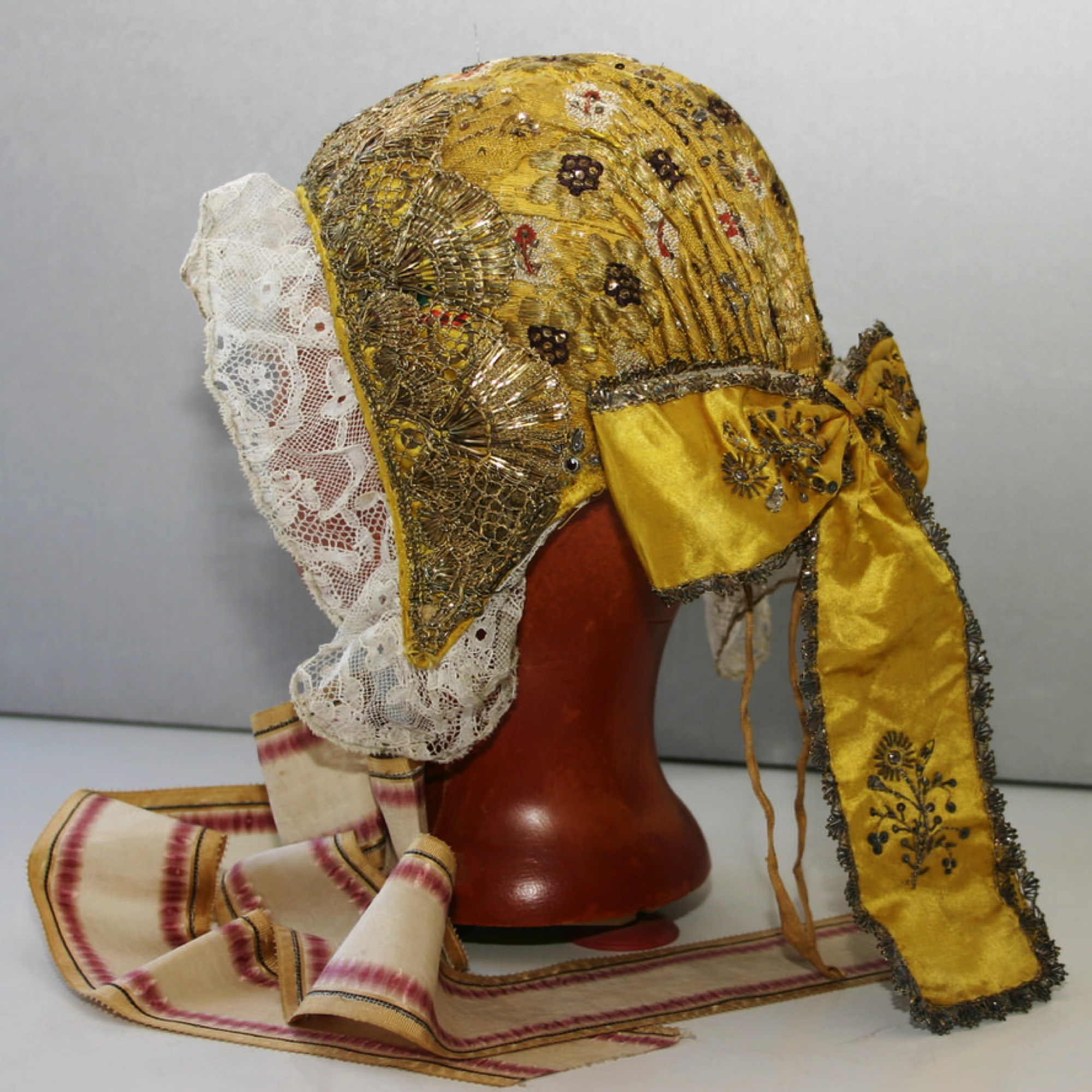 Rstaurierte Textilie, Schlesische Haube um 1800.